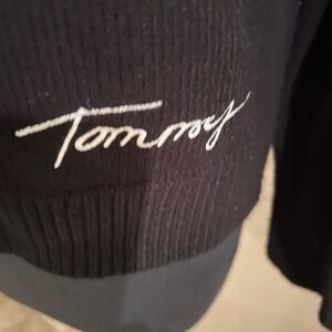 Tommy Hilfiger Navy Blue crew pull over sweater. Size Medium. Long sleeve.